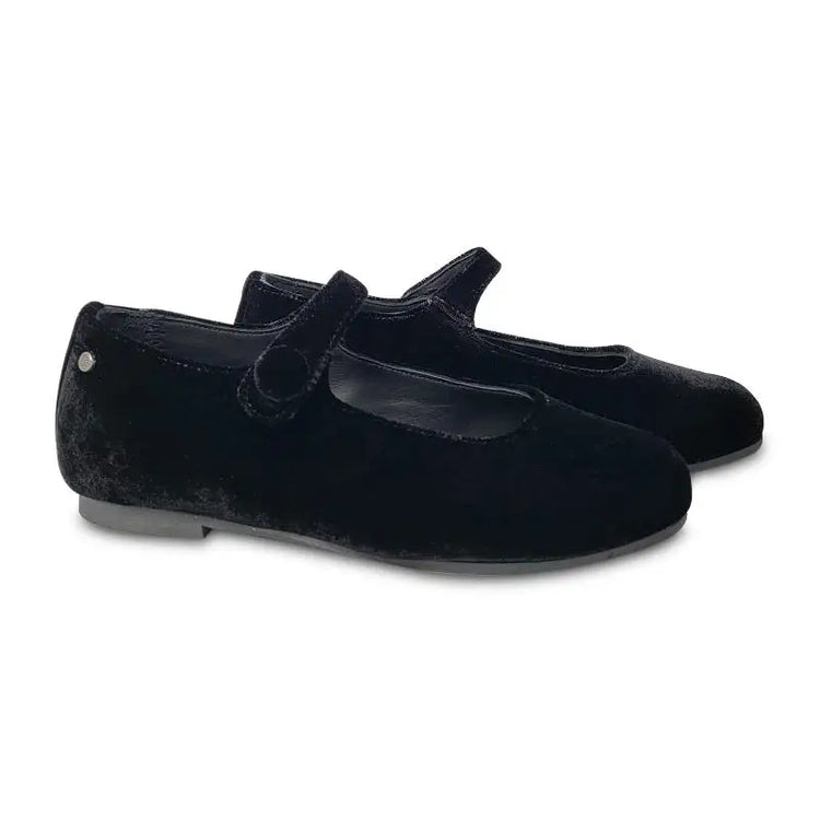 manuela-de-juan-black-velvet-shoe-girls