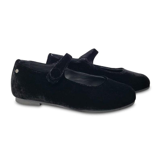 manuela-de-juan-girl-black-shoes